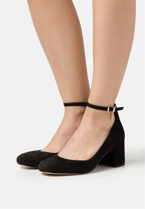 Michael Kors pumps Canada